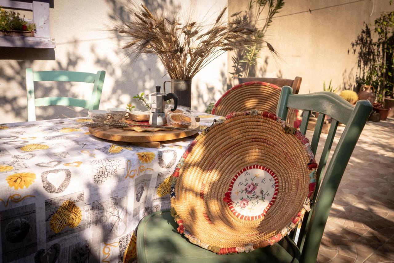 Bed and Breakfast Sa Domu De Ladiri - Matrimoniale Con Giardino Musei Exterior foto